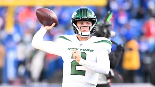 Jets' QB Zach Wilson warms up at Buffalo